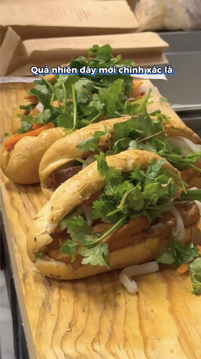 Tạ Đình Phong và Nghê Ni cùng mê tiệm bánh mì Việt giá tận 300k, bán 1000 ổ/ngày- Ảnh 10.