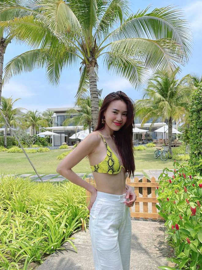 5 vòng eo bé "siêu thực" của Vbiz: Không phải Ngọc Trinh mà trùm cuối là "chị đại" U45!- Ảnh 25. 5 vòng eo bé "siêu thực" của Vbiz: Không phải Ngọc Trinh mà trùm cuối là "chị đại" U45!- Ảnh 25.