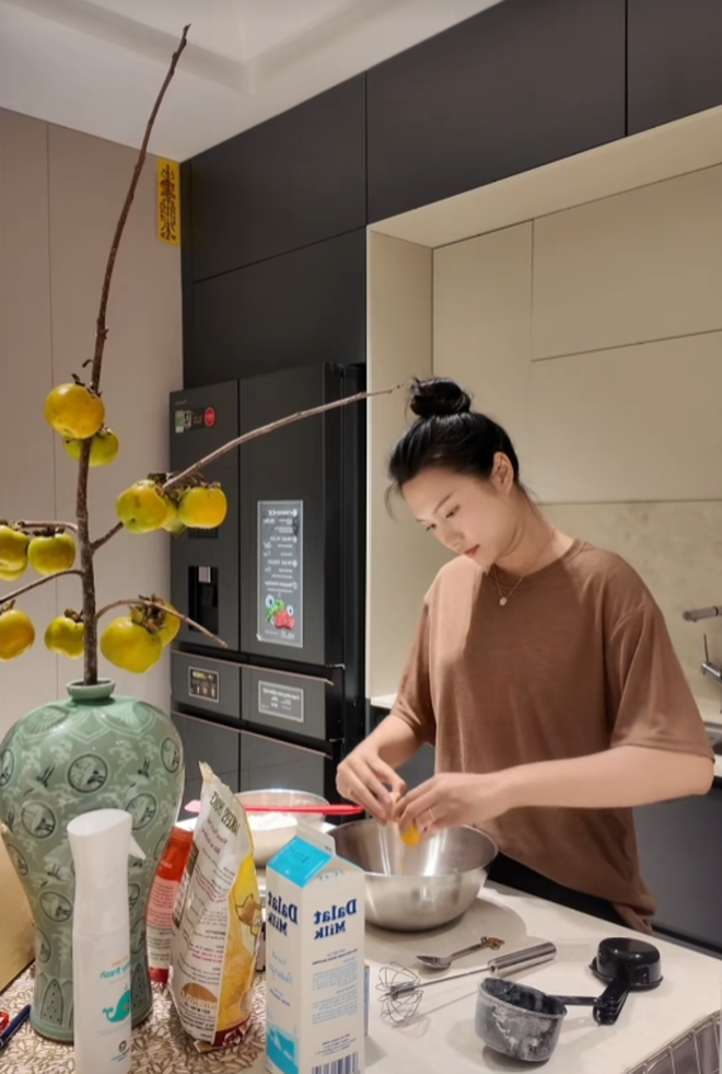 Quá nể độ ăn chơi của vợ chồng Đoàn Văn Hậu: Soi phát ra ngay món đồ giá trăm triệu chình ình góc nhà!- Ảnh 4.
