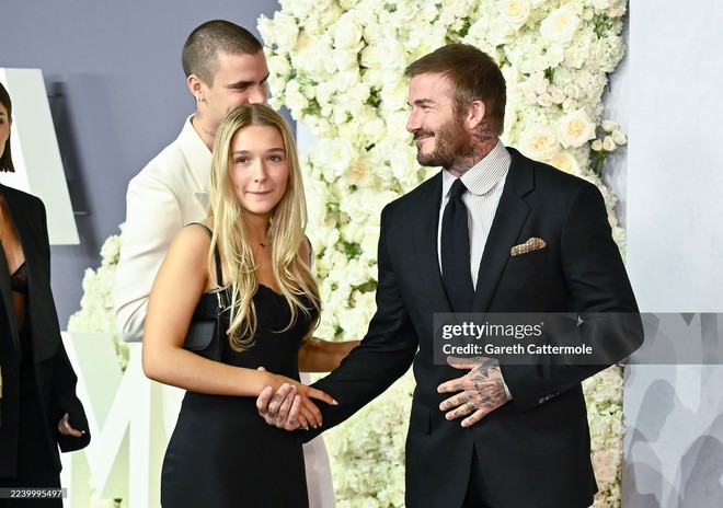 Tiểu thư Harper Beckham chiếm trọn spotlight ở buổi ra mắt phim của mẹ - Victoria, "hung thần" Getty cũng không thể dìm nhan sắc- Ảnh 4.