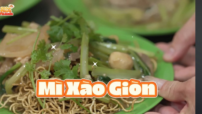 Trấn Thành dẫn 2 gái xinh đi án hủ tiếu xào tại quán cơm có tên nghe rùng rợn- Ảnh 4.