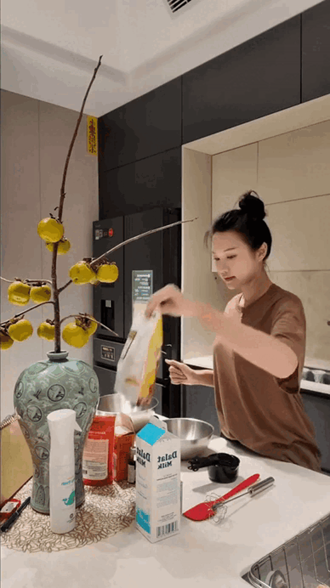 Quá nể độ ăn chơi của vợ chồng Đoàn Văn Hậu: Soi phát ra ngay món đồ giá trăm triệu chình ình góc nhà!- Ảnh 1.