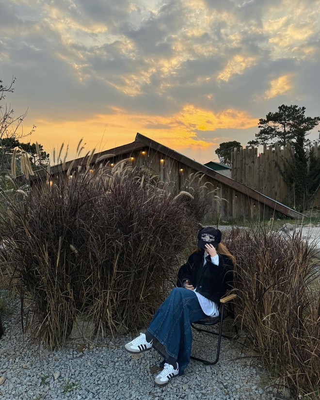 4 món đồ denim sành điệu nhất dành cho phụ nữ 40+, cứ mặc lên là hack tuổi xuất sắc- Ảnh 6.