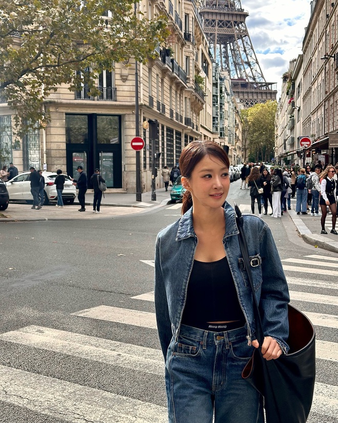 4 món đồ denim sành điệu nhất dành cho phụ nữ 40+, cứ mặc lên là hack tuổi xuất sắc- Ảnh 1.