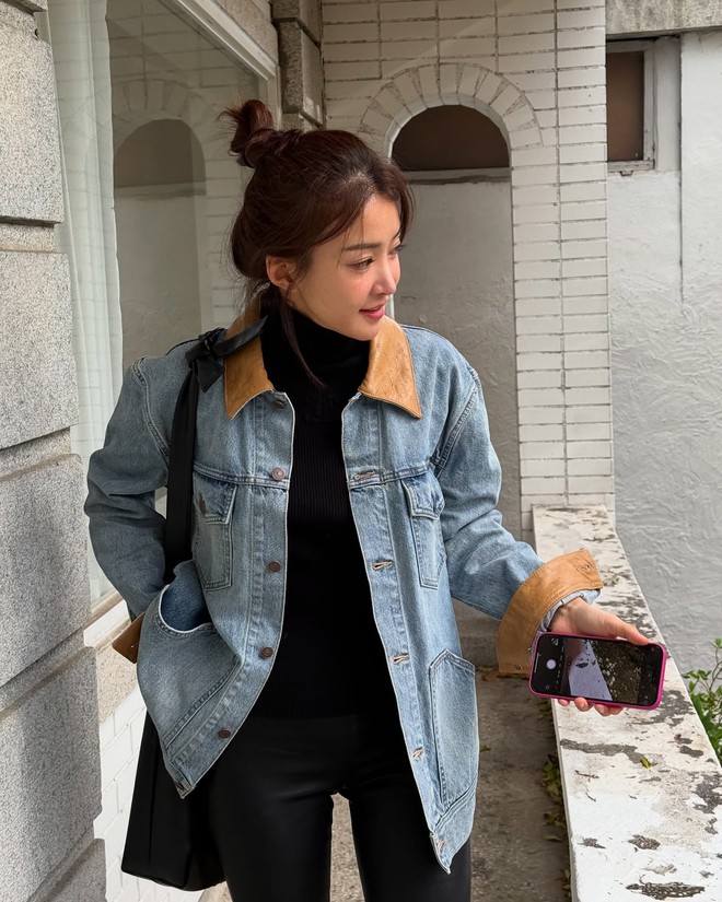 4 món đồ denim sành điệu nhất dành cho phụ nữ 40+, cứ mặc lên là hack tuổi xuất sắc- Ảnh 2.