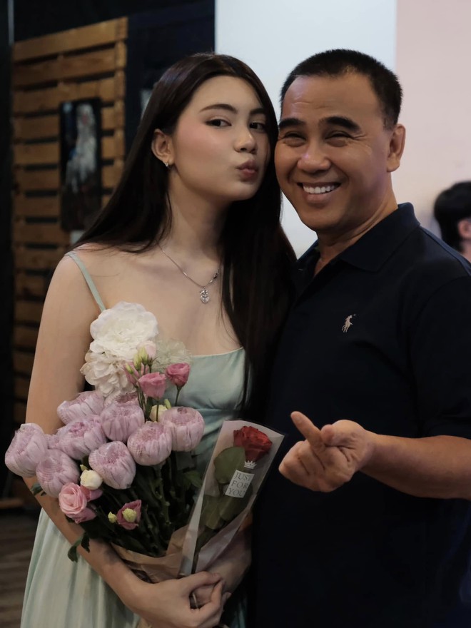 Phó chủ tịch Hội điện ảnh đóng Đồng Tiền Xương Máu: Ở biệt thự triệu đô 500m2, hai cô con gái như tiên tử- Ảnh 14. Phó chủ tịch Hội điện ảnh đóng Đồng Tiền Xương Máu: Ở biệt thự triệu đô 500m2, hai cô con gái như tiên tử- Ảnh 14.