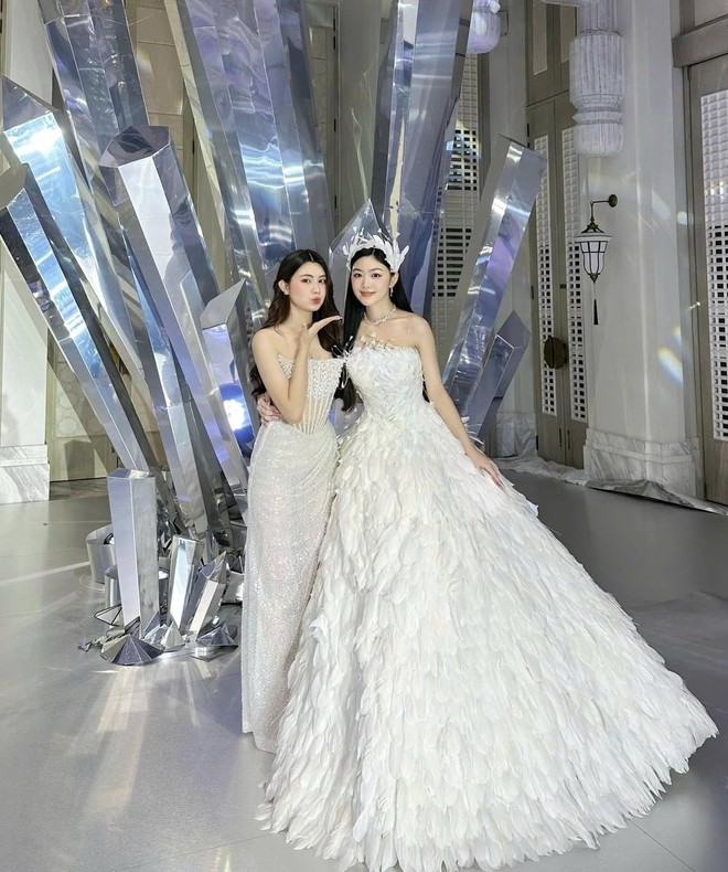 Phó chủ tịch Hội điện ảnh đóng Đồng Tiền Xương Máu: Ở biệt thự triệu đô 500m2, hai cô con gái như tiên tử- Ảnh 19. Phó chủ tịch Hội điện ảnh đóng Đồng Tiền Xương Máu: Ở biệt thự triệu đô 500m2, hai cô con gái như tiên tử- Ảnh 19.