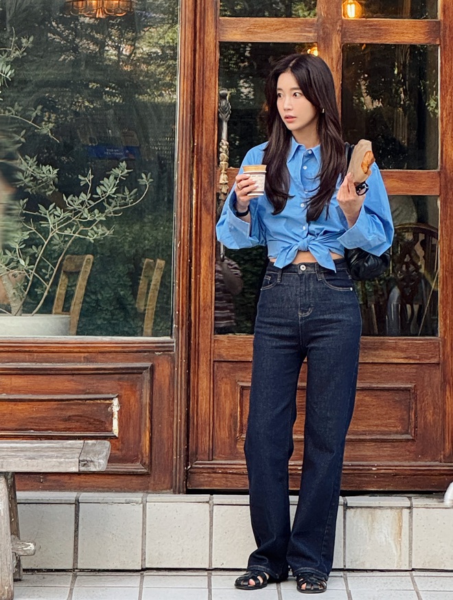 4 món đồ denim sành điệu nhất dành cho phụ nữ 40+, cứ mặc lên là hack tuổi xuất sắc- Ảnh 8.