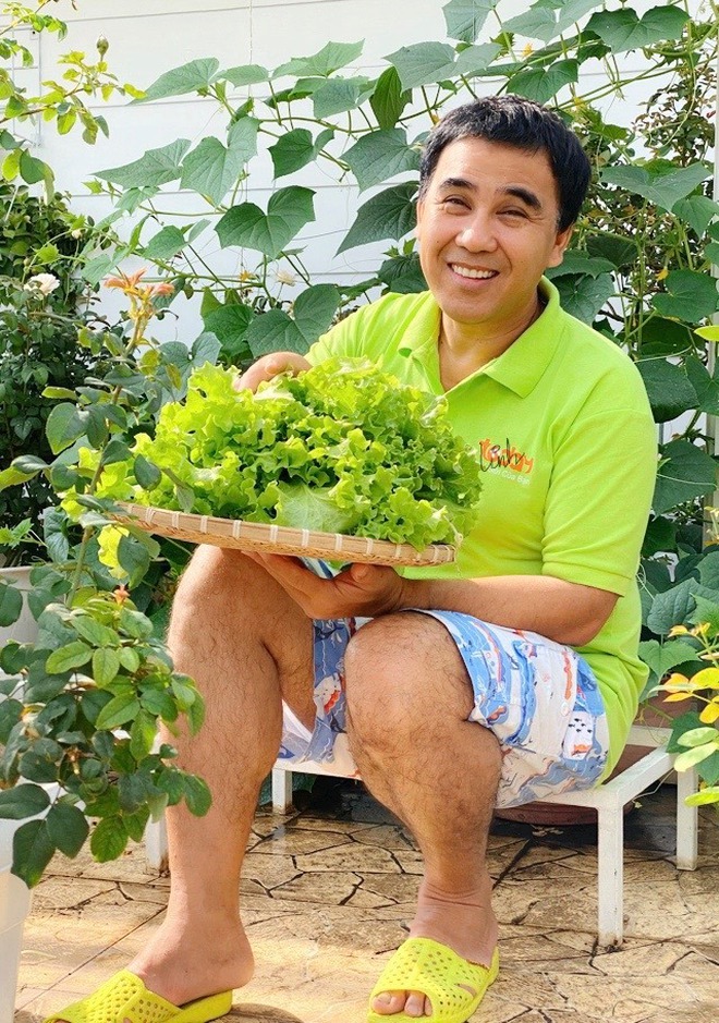 Phó chủ tịch Hội điện ảnh đóng Đồng Tiền Xương Máu: Ở biệt thự triệu đô 500m2, hai cô con gái như tiên tử- Ảnh 8. Phó chủ tịch Hội điện ảnh đóng Đồng Tiền Xương Máu: Ở biệt thự triệu đô 500m2, hai cô con gái như tiên tử- Ảnh 8.