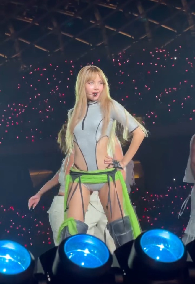 Lisa không ngại, người ngại là người nhìn!- Ảnh 8. Lisa không ngại, người ngại là người nhìn!- Ảnh 8.