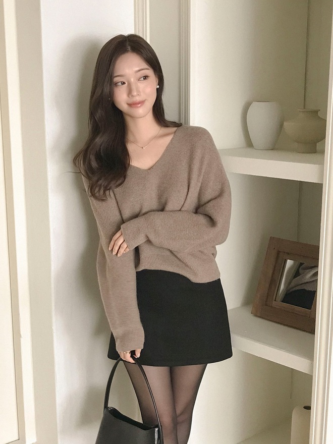 Không cần cầu kỳ, 5 cách mặc áo len màu trung tính sẽ giúp chị em sành điệu cả tuần- Ảnh 1.