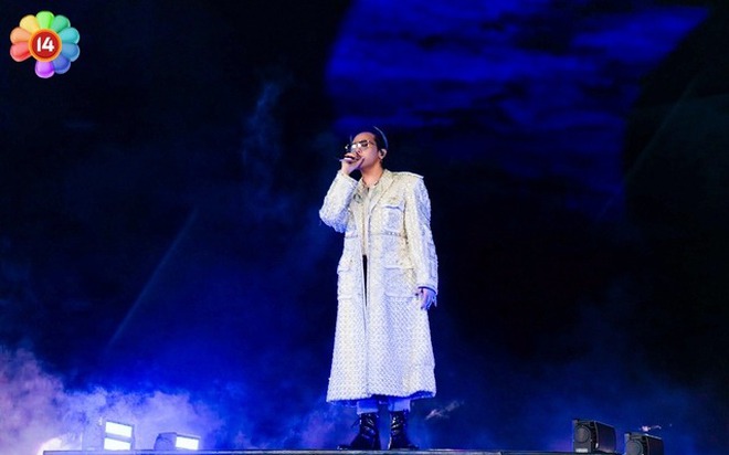 Tóm dính bố mẹ G-DRAGON dạo phố tham quan Đền Ngọc Sơn - Hồ Gươm, còn "chồng iu" thì sao?- Ảnh 5. Tóm dính bố mẹ G-DRAGON dạo phố tham quan Đền Ngọc Sơn - Hồ Gươm, còn "chồng iu" thì sao?- Ảnh 5.