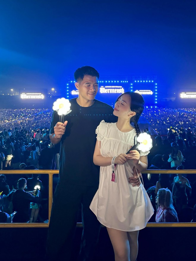 Các anh chồng có đồng cảm với Văn Hậu-Đức Chinh: Đu concert G-Dragon là phụ, phục vụ vợ đẹp "sống ảo" là chính!- Ảnh 3.