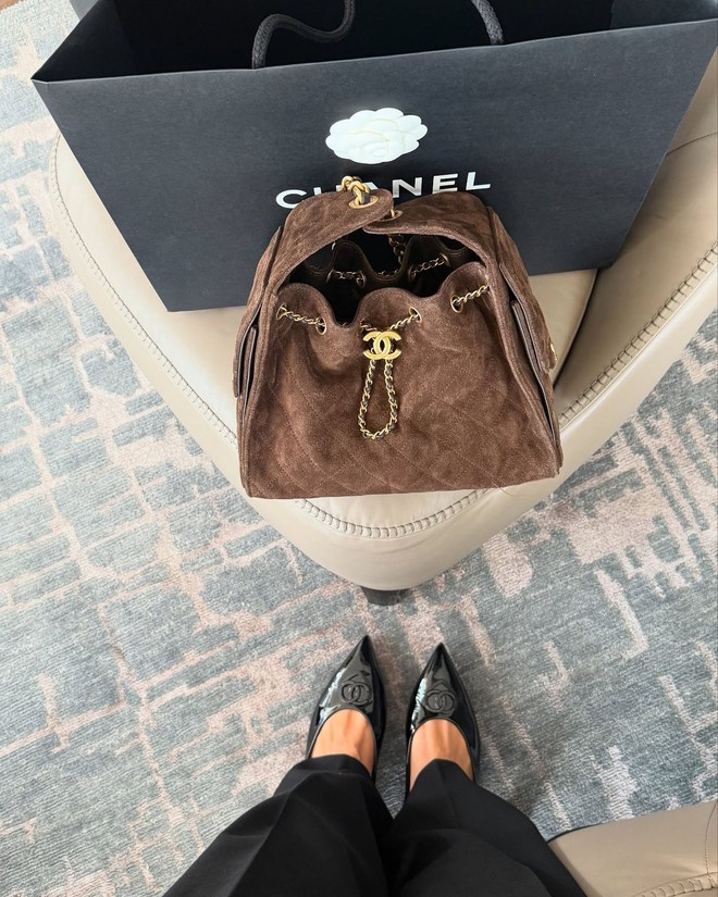 Túi mới nhất của Chanel khiến MXH bùng nổ, dân tình khẩn thiết đòi "bản dupe"- Ảnh 16.