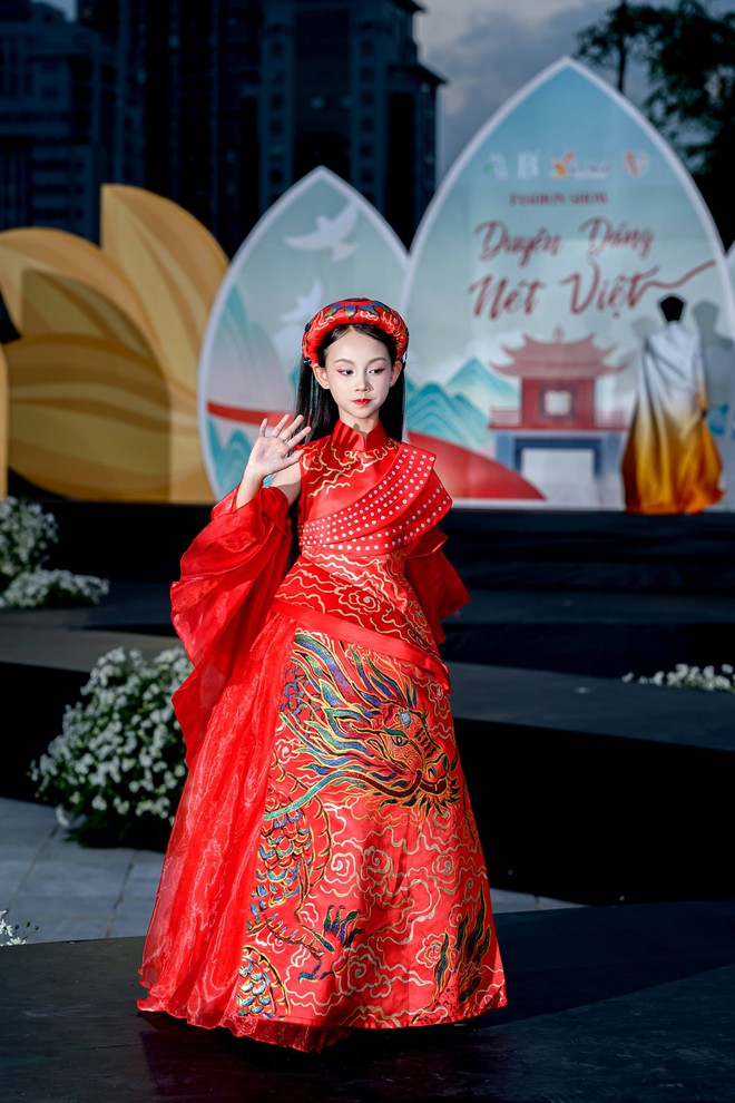 “Duyên dáng Nét Việt” - sàn diễn ấn tượng tại chung kết "Tìm kiếm Tài năng MC nhí Toàn Quốc 2025"- Ảnh 4.
