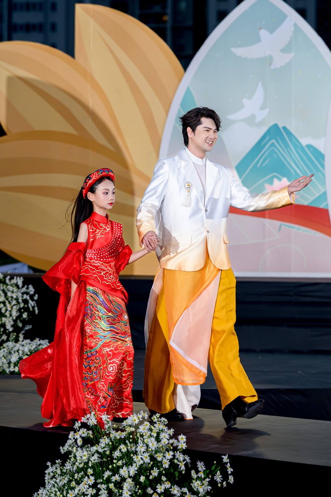 “Duyên dáng Nét Việt” - sàn diễn ấn tượng tại chung kết "Tìm kiếm Tài năng MC nhí Toàn Quốc 2025"- Ảnh 5.