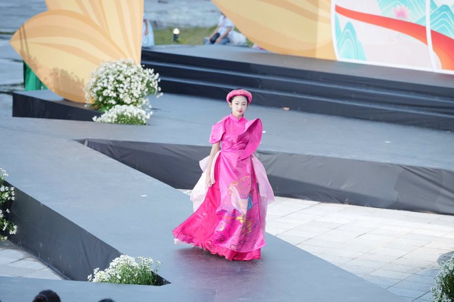 “Duyên dáng Nét Việt” - sàn diễn ấn tượng tại chung kết "Tìm kiếm Tài năng MC nhí Toàn Quốc 2025"- Ảnh 6.