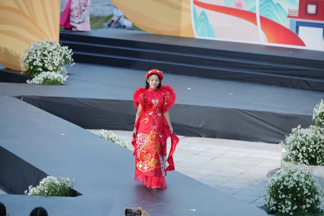 “Duyên dáng Nét Việt” - sàn diễn ấn tượng tại chung kết "Tìm kiếm Tài năng MC nhí Toàn Quốc 2025"- Ảnh 9.