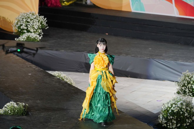 “Duyên dáng Nét Việt” - sàn diễn ấn tượng tại chung kết "Tìm kiếm Tài năng MC nhí Toàn Quốc 2025"- Ảnh 8.