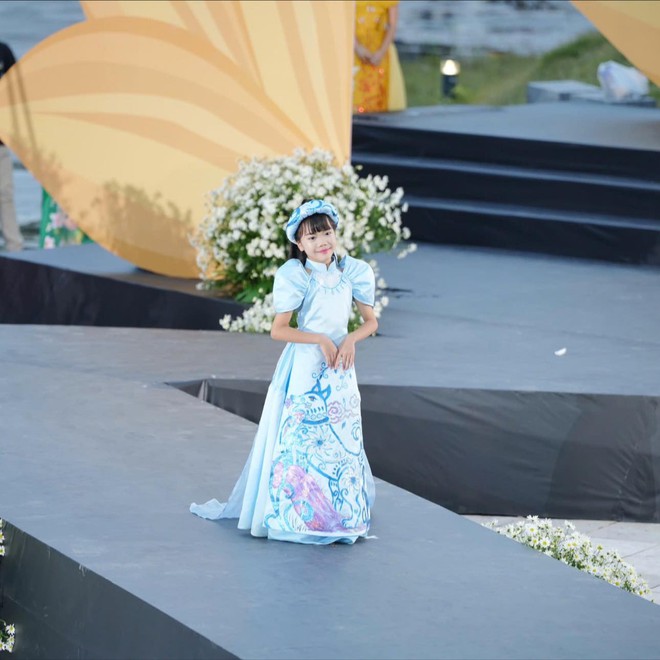 “Duyên dáng Nét Việt” - sàn diễn ấn tượng tại chung kết "Tìm kiếm Tài năng MC nhí Toàn Quốc 2025"- Ảnh 7.