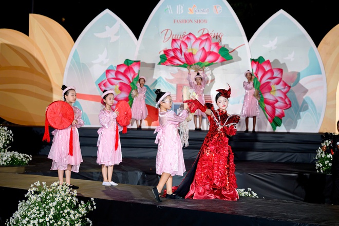 “Duyên dáng Nét Việt” - sàn diễn ấn tượng tại chung kết "Tìm kiếm Tài năng MC nhí Toàn Quốc 2025"- Ảnh 11.
