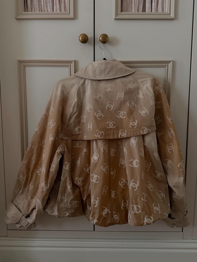 Chanel bán áo khoác gần 200 triệu, quan trọng là phải dầm mưa mới biết đang mặc đồ hiệu!- Ảnh 4.