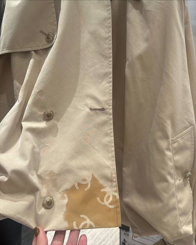 Chanel bán áo khoác gần 200 triệu, quan trọng là phải dầm mưa mới biết đang mặc đồ hiệu!- Ảnh 3.