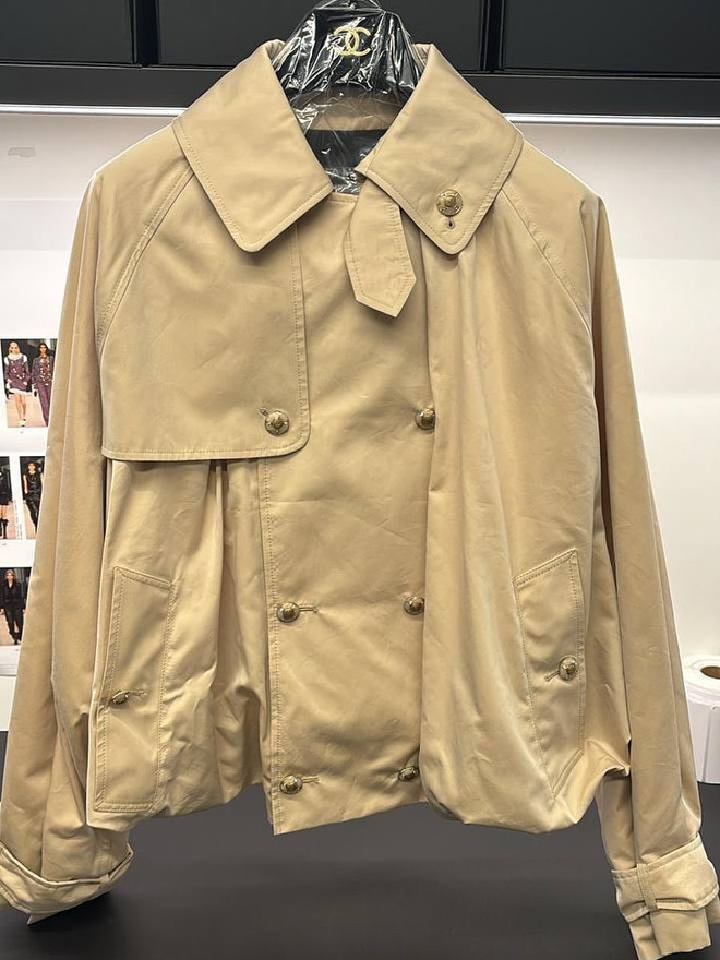 Chanel bán áo khoác gần 200 triệu, quan trọng là phải dầm mưa mới biết đang mặc đồ hiệu!- Ảnh 1.