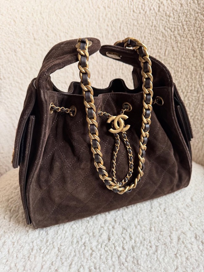 Túi mới nhất của Chanel khiến MXH bùng nổ, dân tình khẩn thiết đòi "bản dupe"- Ảnh 2.