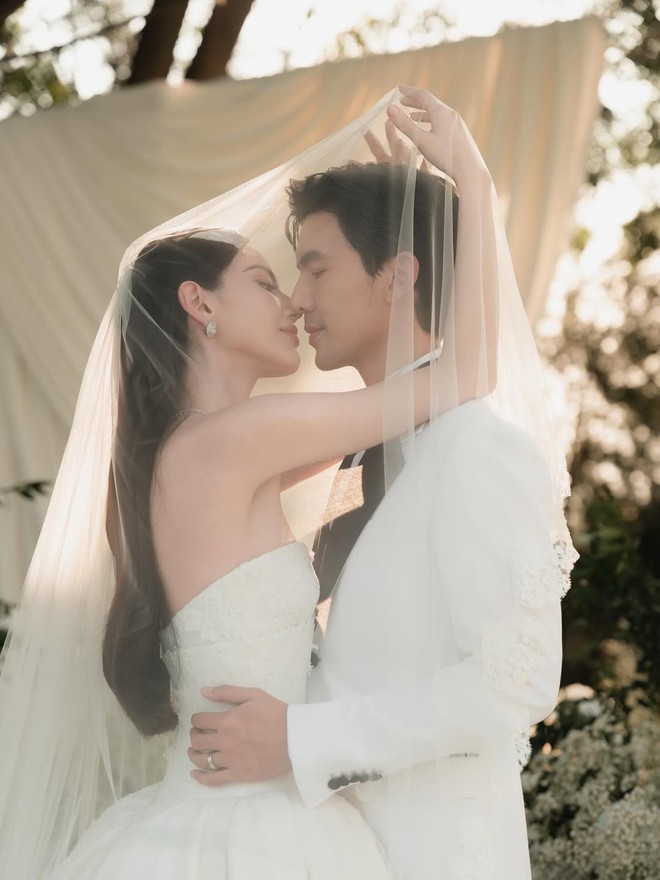 Ngắm đám cưới của "ma nữ đẹp nhất Thái Lan" mà mê: Tinh tế, xa hoa, nhiều chi tiết có tiền chưa chắc mua được!- Ảnh 4.