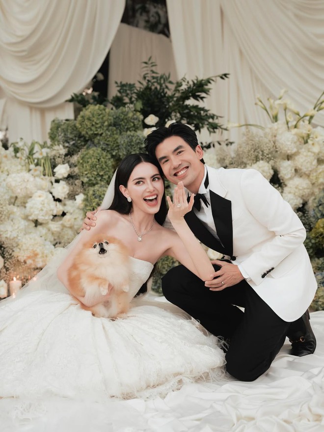 Ngắm đám cưới của "ma nữ đẹp nhất Thái Lan" mà mê: Tinh tế, xa hoa, nhiều chi tiết có tiền chưa chắc mua được!- Ảnh 2.