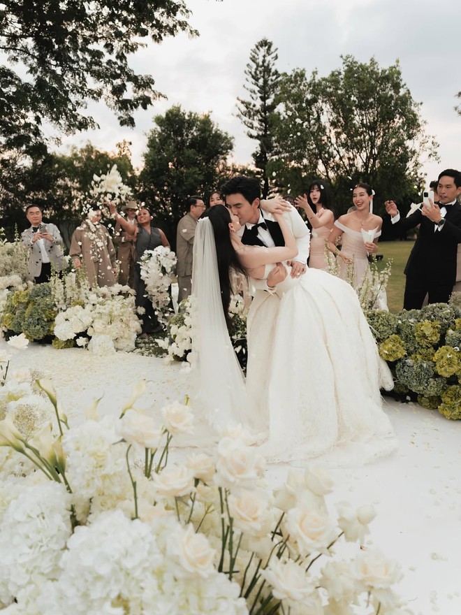 Ngắm đám cưới của "ma nữ đẹp nhất Thái Lan" mà mê: Tinh tế, xa hoa, nhiều chi tiết có tiền chưa chắc mua được!- Ảnh 8.