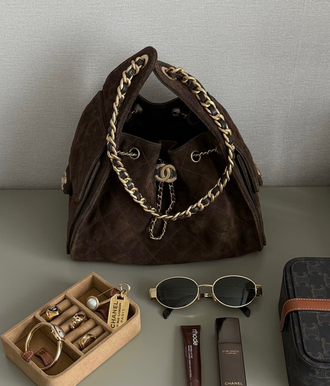 Túi mới nhất của Chanel khiến MXH bùng nổ, dân tình khẩn thiết đòi "bản dupe"- Ảnh 1.