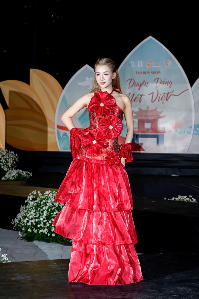 “Duyên dáng Nét Việt” - sàn diễn ấn tượng tại chung kết "Tìm kiếm Tài năng MC nhí Toàn Quốc 2025"- Ảnh 14.