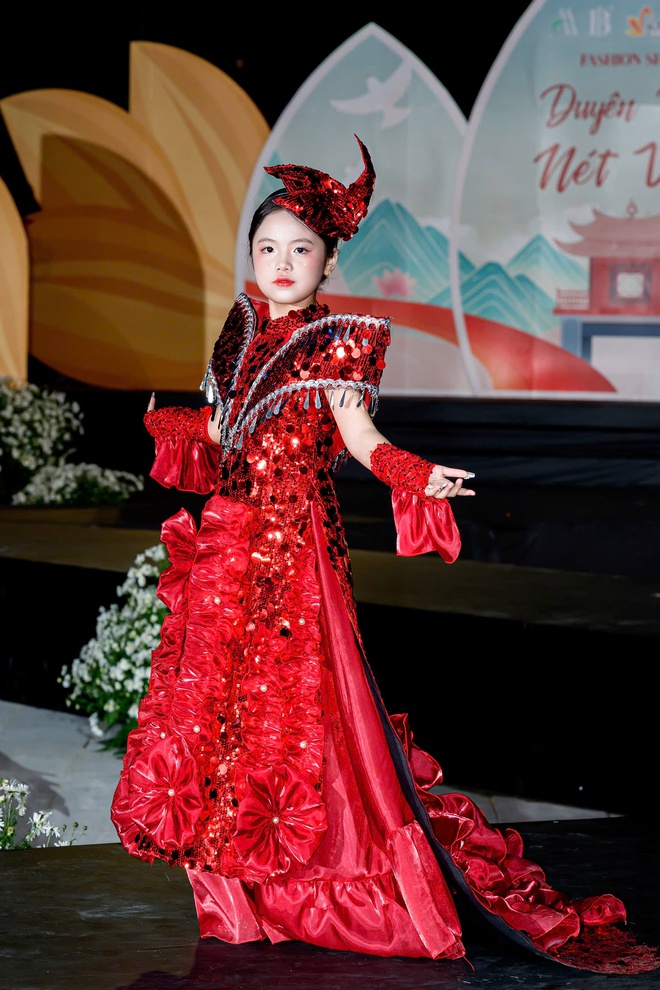 “Duyên dáng Nét Việt” - sàn diễn ấn tượng tại chung kết "Tìm kiếm Tài năng MC nhí Toàn Quốc 2025"- Ảnh 12.