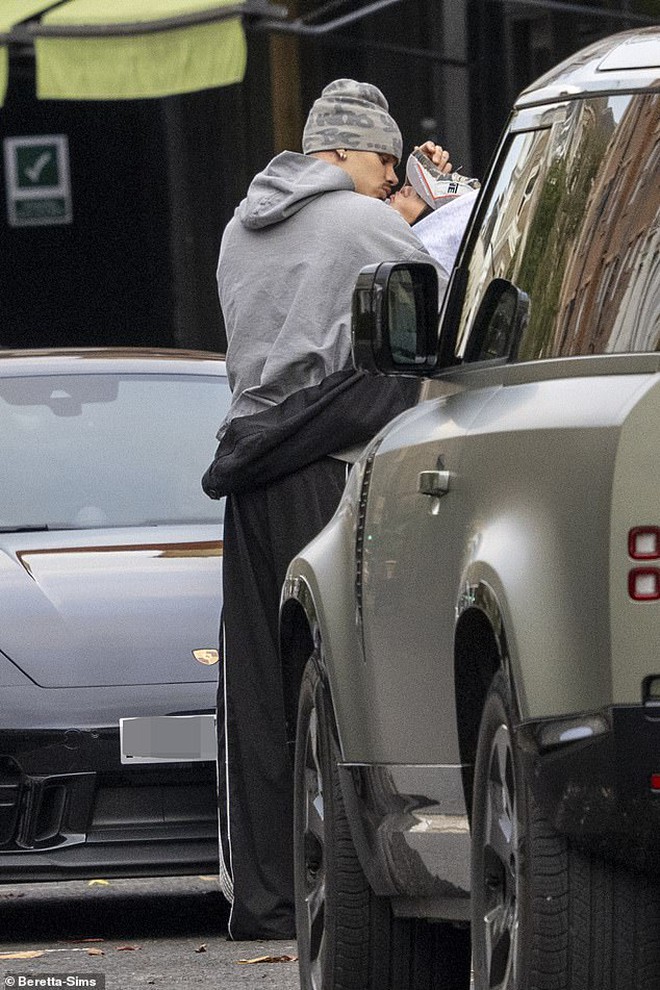 "Tóm dính" con trai Beckham khoá môi bạn gái sexy bên siêu xe Porsche 5 tỷ- Ảnh 7. "Tóm dính" con trai Beckham khoá môi bạn gái sexy bên siêu xe Porsche 5 tỷ- Ảnh 7.