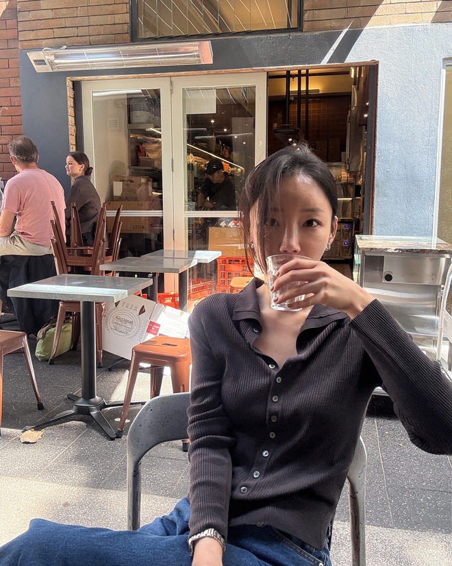 Áo len và quần jeans: Combo đẹp bất bại trong mùa lạnh, có rất nhiều cách diện để style luôn xịn- Ảnh 2.