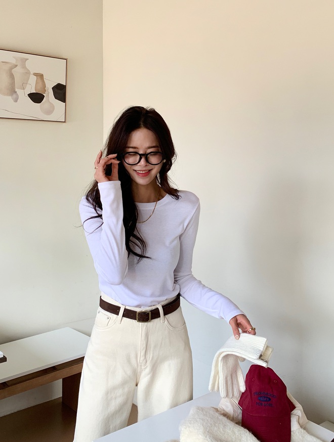 
4 cách mặc áo thun dài tay tới công sở siêu trẻ trung và chuẩn thanh lịch- Ảnh 9.