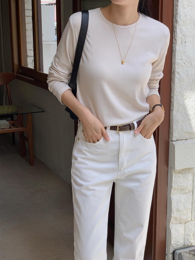 
4 cách mặc áo thun dài tay tới công sở siêu trẻ trung và chuẩn thanh lịch- Ảnh 10.