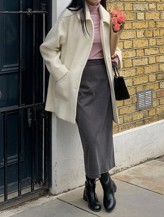 
4 cách mặc áo thun dài tay tới công sở siêu trẻ trung và chuẩn thanh lịch- Ảnh 3.