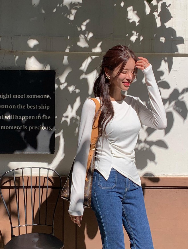 
4 cách mặc áo thun dài tay tới công sở siêu trẻ trung và chuẩn thanh lịch- Ảnh 8.