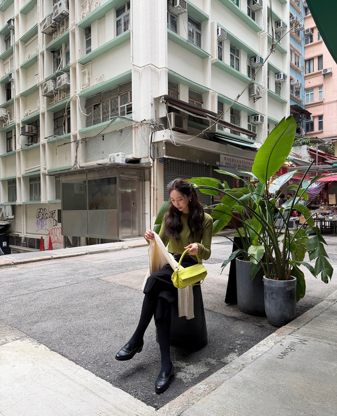 
4 cách mặc áo thun dài tay tới công sở siêu trẻ trung và chuẩn thanh lịch- Ảnh 2.