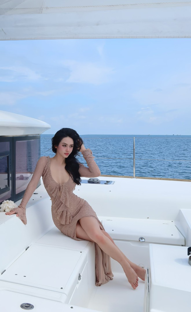 Á hậu Vũ Thuý Quỳnh: Ngồi xe Bentley, check-in du thuyền, được Đức Phạm "cưng như cưng trứng"- Ảnh 7.