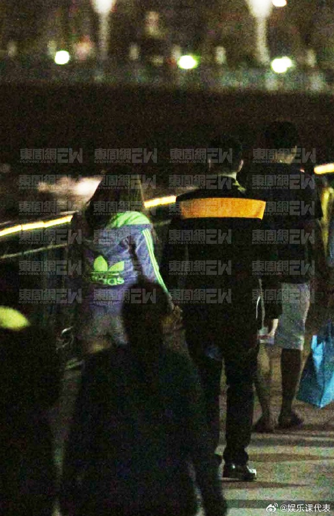 Sao nam phim giờ vàng bị "tóm" ngoại tình giữa phố, vợ CEO tuyên bố xanh rờn: "Anh ấy có sức hút khó cưỡng"- Ảnh 2. Sao nam phim giờ vàng bị "tóm" ngoại tình giữa phố, vợ CEO tuyên bố xanh rờn: "Anh ấy có sức hút khó cưỡng"- Ảnh 2.