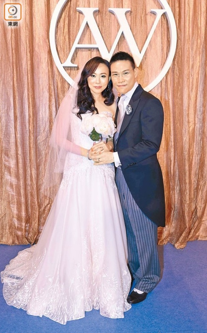 Sao nam phim giờ vàng bị "tóm" ngoại tình giữa phố, vợ CEO tuyên bố xanh rờn: "Anh ấy có sức hút khó cưỡng"- Ảnh 4. Sao nam phim giờ vàng bị "tóm" ngoại tình giữa phố, vợ CEO tuyên bố xanh rờn: "Anh ấy có sức hút khó cưỡng"- Ảnh 4.