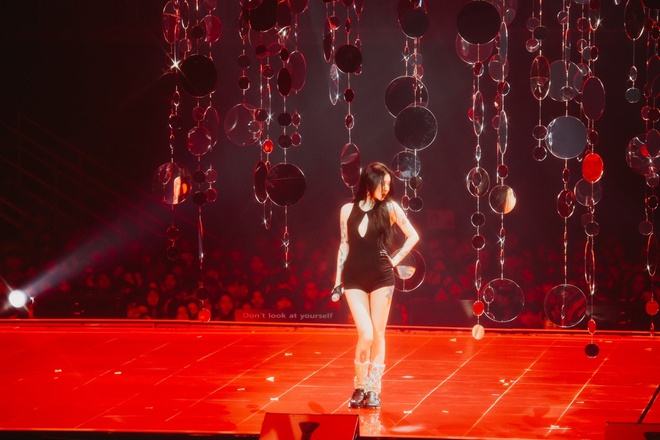 Nữ idol "đẹp thoát tục" với những outfit quyến rũ - Ảnh 9. Nữ idol "đẹp thoát tục" với những outfit quyến rũ - Ảnh 9.