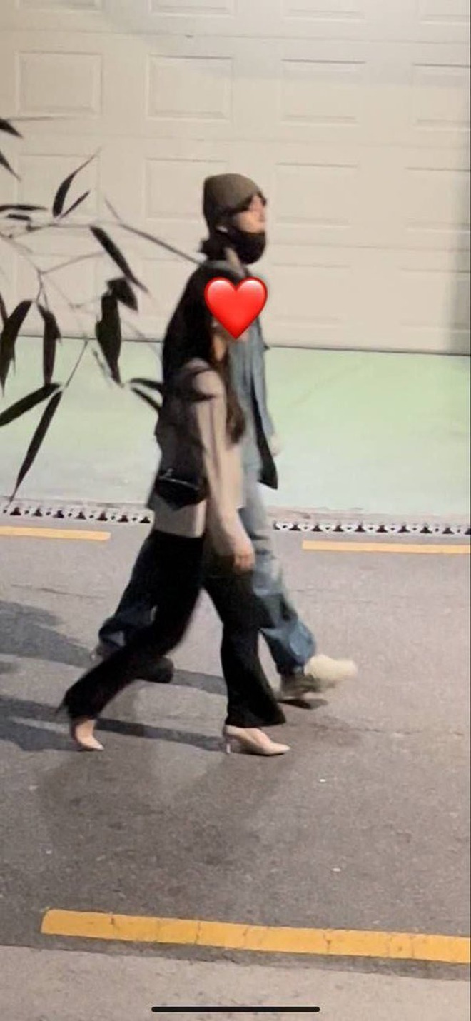 Vụ Jungkook (BTS) bị leak ảnh đồn "1 tháng cặp 4 em": Hoá ra bị tình tin đồn Jennie gài bẫy?- Ảnh 2. Vụ Jungkook (BTS) bị leak ảnh đồn "1 tháng cặp 4 em": Hoá ra bị tình tin đồn Jennie gài bẫy?- Ảnh 2.