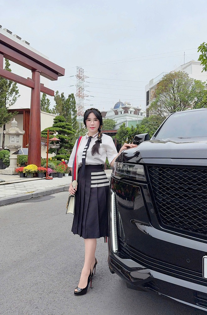 Quất đồ hiệu theo lô kiểu Mailisa: Một mẫu sơmi chốt luôn vài trăm cái, váy có tới cả nghìn chiếc- Ảnh 17. Quất đồ hiệu theo lô kiểu Mailisa: Một mẫu sơmi chốt luôn vài trăm cái, váy có tới cả nghìn chiếc- Ảnh 17.