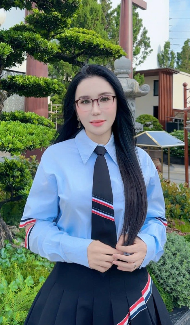 Quất đồ hiệu theo lô kiểu Mailisa: Một mẫu sơmi chốt luôn vài trăm cái, váy có tới cả nghìn chiếc- Ảnh 10. Quất đồ hiệu theo lô kiểu Mailisa: Một mẫu sơmi chốt luôn vài trăm cái, váy có tới cả nghìn chiếc- Ảnh 10.