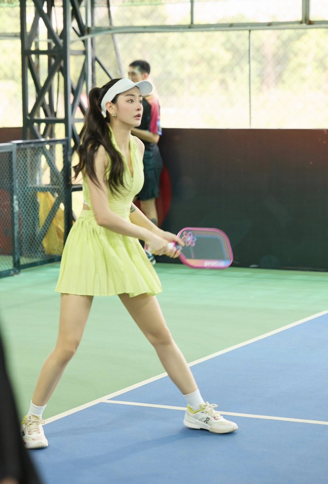 Danh tính cô gái vừa bước ra sân pickleball: Nhan sắc hút hồn, đẹp không góc chết- Ảnh 1. Danh tính cô gái vừa bước ra sân pickleball: Nhan sắc hút hồn, đẹp không góc chết- Ảnh 1.